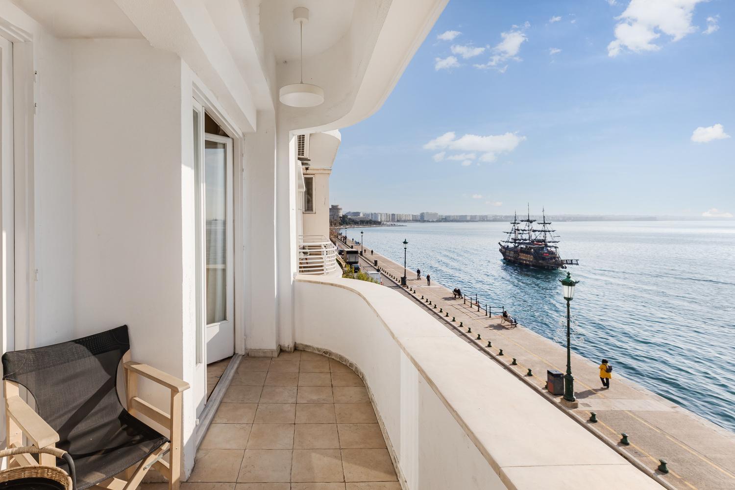 Infinity & Beyond By Halu! - Seafront Apartments เทสซาโลนิกิ ภายนอก รูปภาพ
